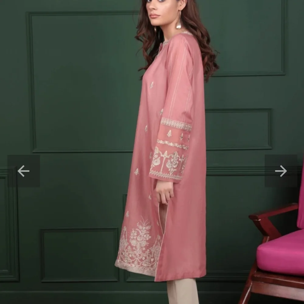 Elegant Pink Embroidered Women's Kurta - Picture 3 of 9